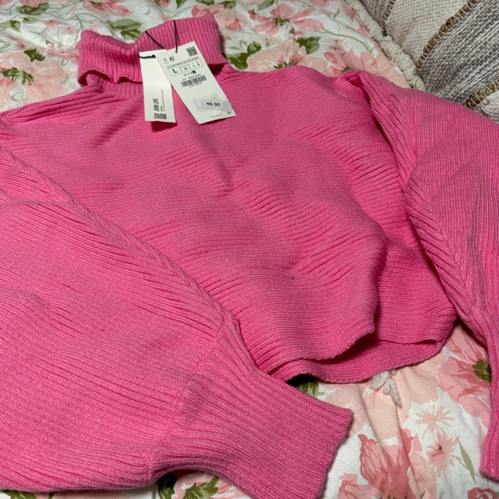 Cropped pink sweater